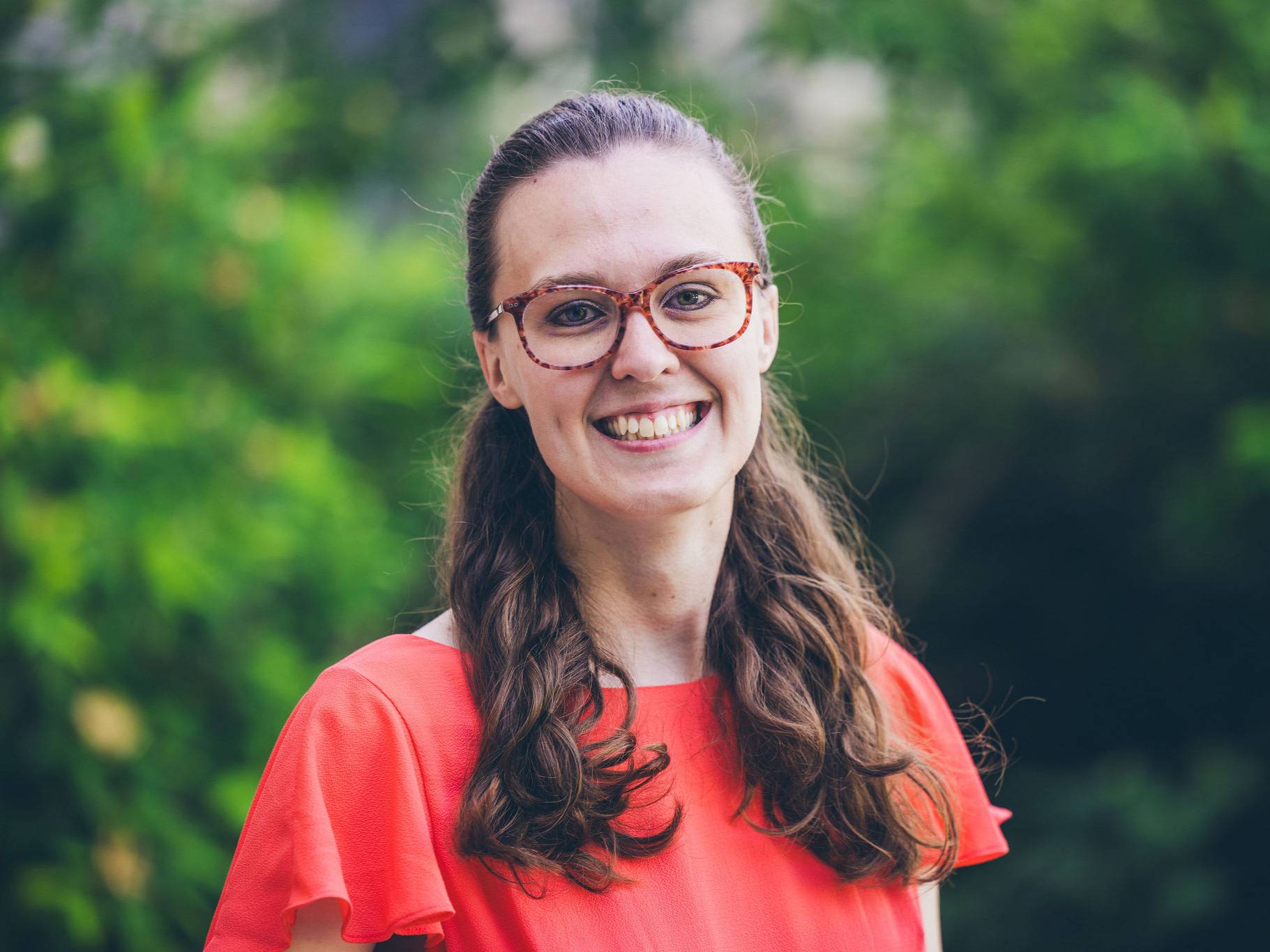 Headshot of Julia Loshelder