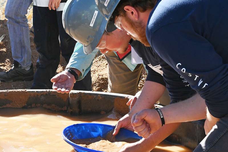 Mines students goldpanning in competition